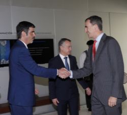 Su Majestad el Rey recibe el saludo del alcalde de Donostia-San Sebastián y presidente del Patronato de la Fundación San Sebastián 2016, Eneko Goia